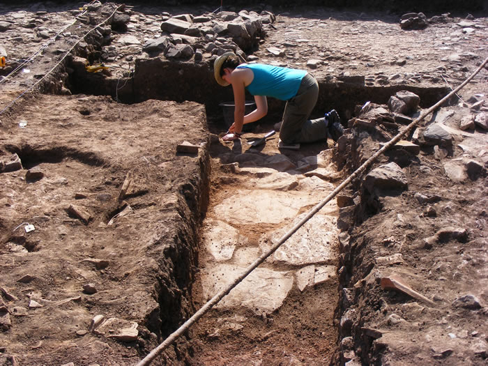 At the base of the foundations were large flat slabs laid on cobbles, Sept 2nd. The stone robbers do not seem to have been interested in these. Sept 2nd.